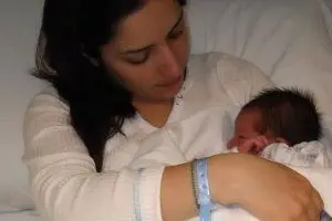 Enrico Cascili con la mamma, primo nato del 2010 in Sardegna (Alessandra Chergia)