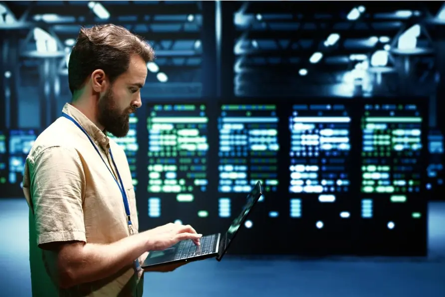 Un operatore al lavoro in un data center