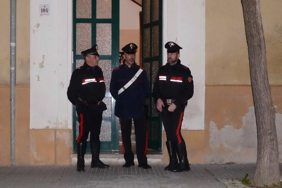I carabinieri davanti alla casa in cui è avvenuto il delitto (Archivio L'Unione Sarda)