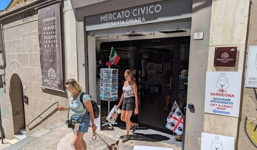 Al mercato di Santa Chiara oggi le porte restano aperte