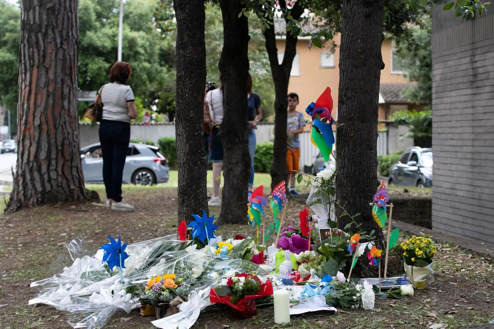 Peluche, fiori e bigliettini nel luogo in cui è morto Manuel Proietti (foto Ansa)