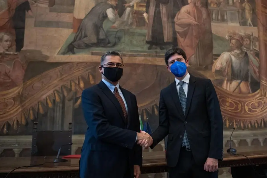Il ministro alla firma del memorandum Italia-Usa sulla salute (Ansa)