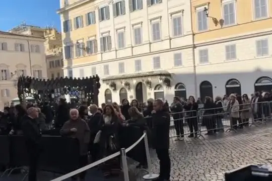 Ultimo giorno di camera ardente, ancora in coda per Valentino
