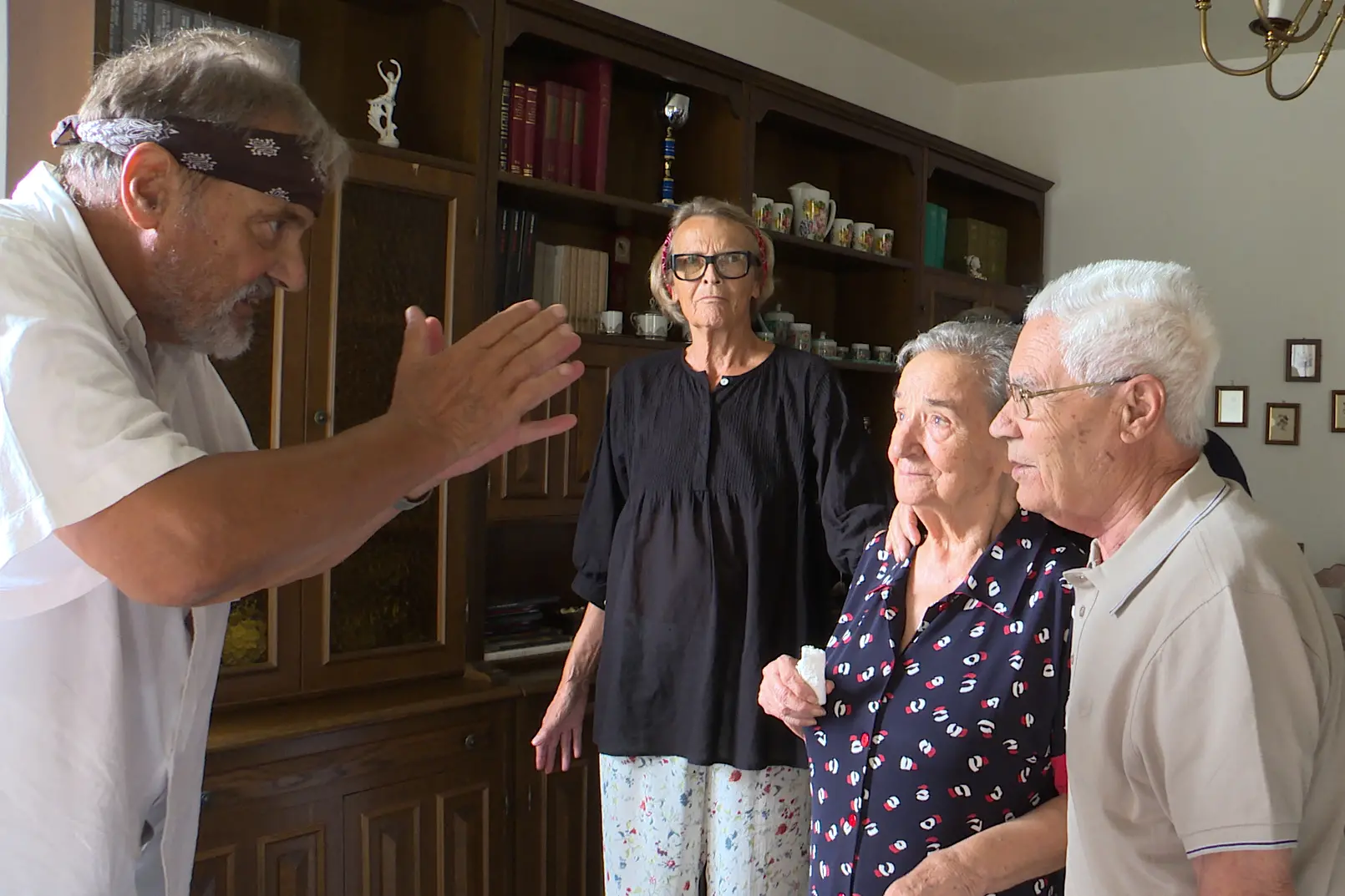 Oliviero Toscani con una coppia di anziani in Ogliastra (foto di Ettore Loi)