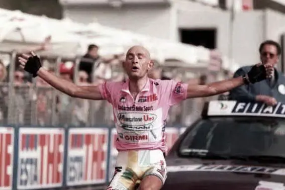 Il Pirata Marco Pantani vince il Giro d'Italia. È il 1998, è la prima di tante vittorie prima del calvario