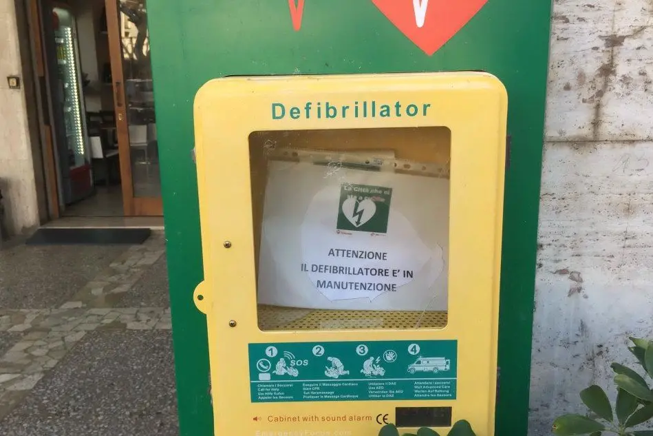 Il defibrillatore di Piazza Roma ad Oristano (foto Elia Sanna)