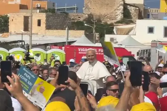 L'arrivo del Papa al campo sportivo di Lampedusa per la messa