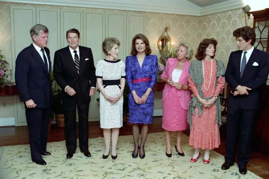 Nel 1985 insieme alla madre Jacqueline e al presidente Ronald Reagan (foto Wikipedia)