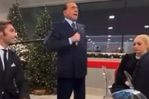Il discorso di Berlusconi ai calciatori del Monza (frame da video)