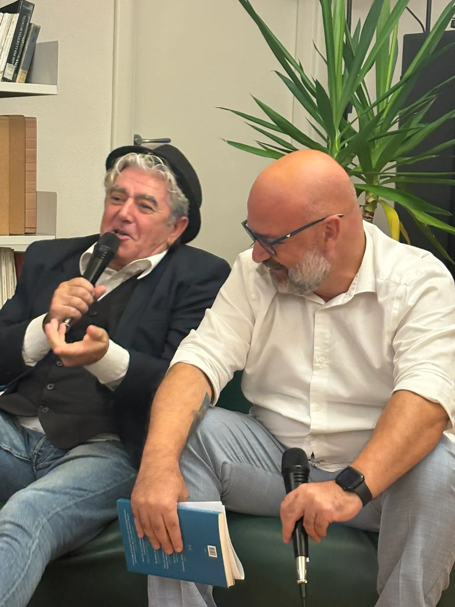Gesuino Nemus dialoga con Ciro Auriemma alla presentazione di un libro curata a Mamoiada dall'associazione Jane Austen (foto Pillonca)