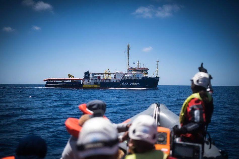 Sea Watch sbarca a Lampedusa: &quot;I porti non sono chiusi&quot;