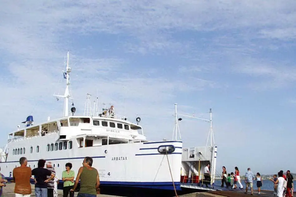 Un traghetto nel porto di Carloforte