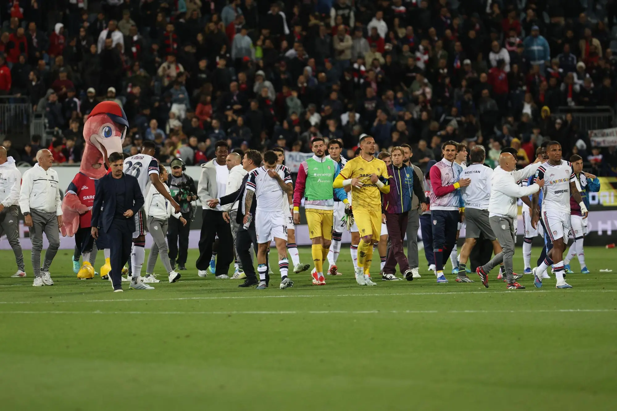 La festa salvezza del Cagliari dopo la vittoria col Torino (foto Ansa)