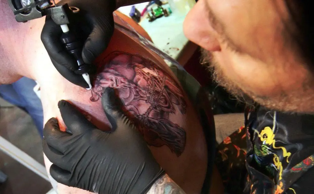 Un tatuatore al lavoro (foto archivio L'Unione Sarda)