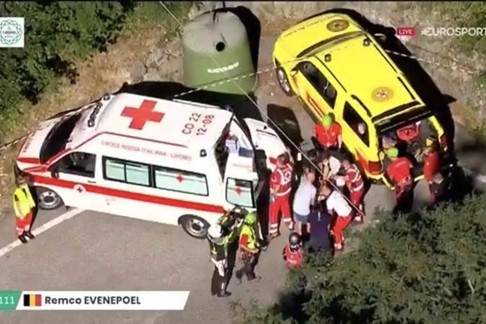 Giro di Lombardia, si ribalta e finisce nel burrone: la terribile caduta di Evenepoel