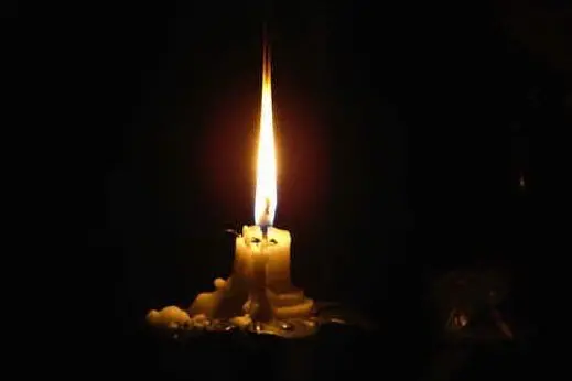 Una candela accesa