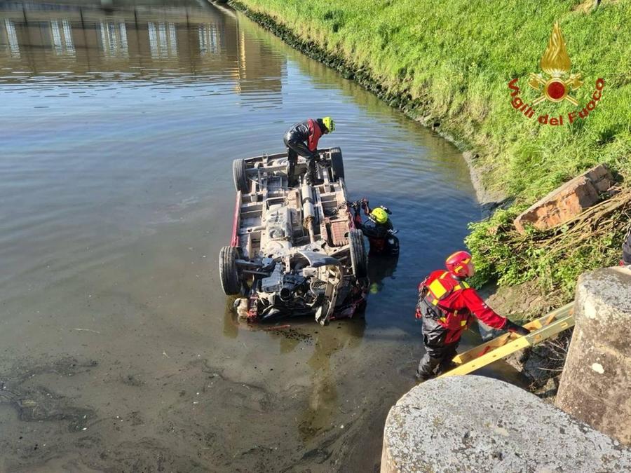 Minivan finisce dentro un canale: tre morti e sei in salvo