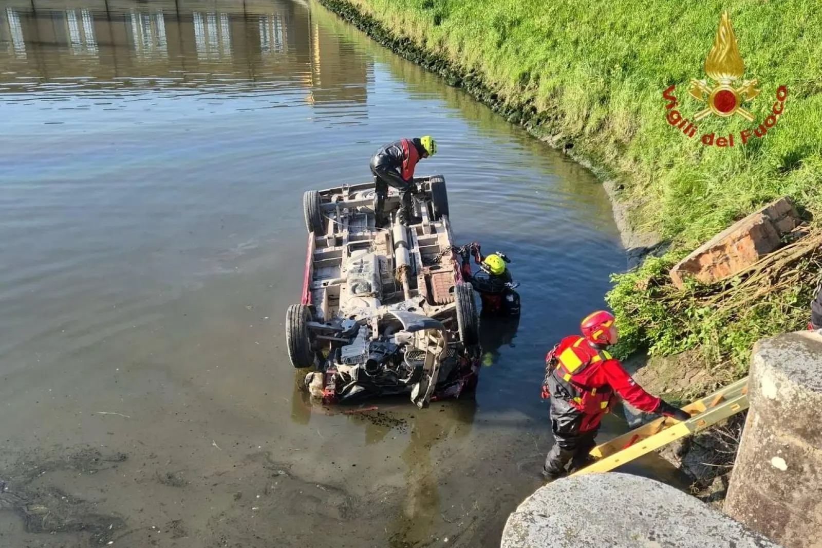 Il recupero del mezzo (Foto: Vigili del fuoco)