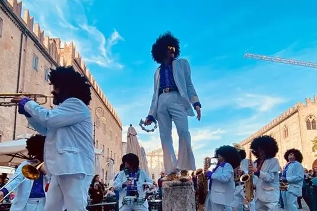 Una delle performance di The Tamarros, marching band (foto Fiori)