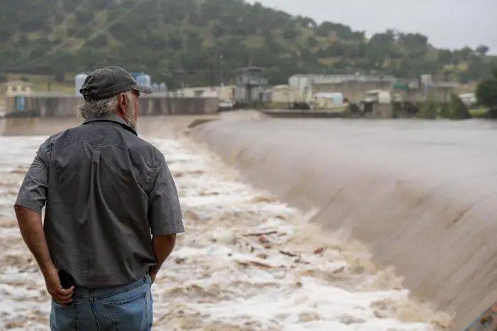 KERRVILLE, TEXAS - JULY 04: A Kerrville resident watches the rising waters of the Guadalupe River on July 4, 2025 in Kerrville, Texas. Heavy rainfall caused flooding along the Guadalupe River in central Texas with multiple fatalities reported. Eric Vryn/Getty Images/AFP (Photo by Eric Vryn / GETTY IMAGES NORTH AMERICA / Getty Images via AFP)