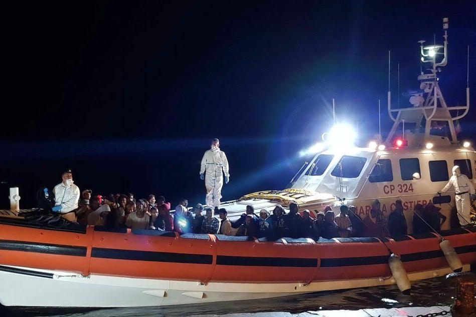 La Guardia costiera salva 70 migranti avvistati in acque maltesi