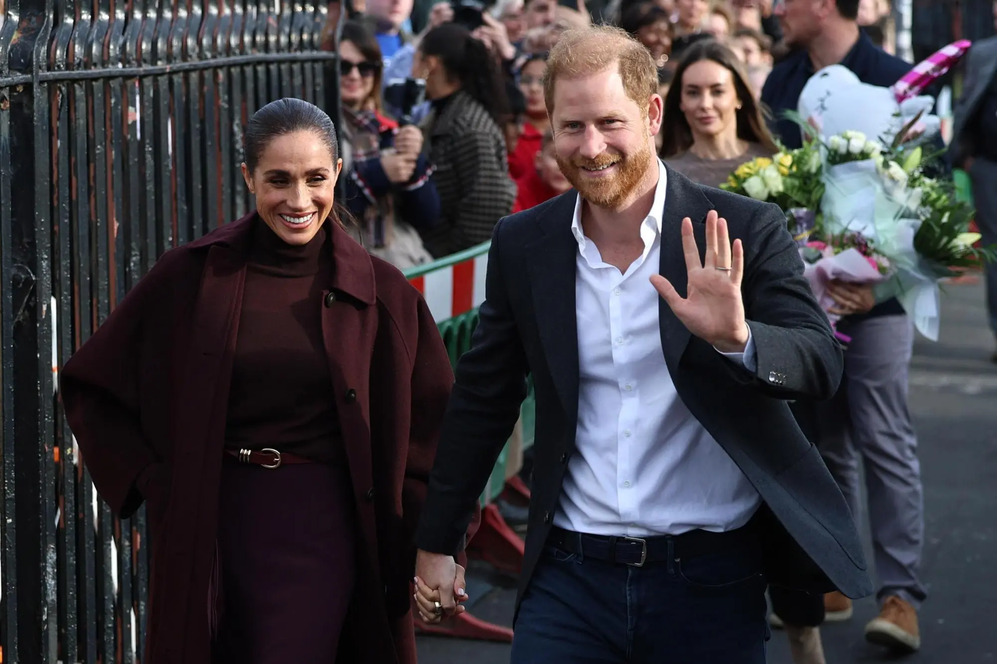 Primo impegno pubblico dopo il rientro in Gran Bretagna: per Harry e Meghan bagno di folla epaselect epa13306017 Harry (R) and Meghan (L), the Duke and Duchess of Sussex, arrive at the Community Recording Studio in Nottingham, Britain, 15 October 2026. The couple are visiting a number of charities and businesses in the East Midlands city. EPA/NEIL HALL