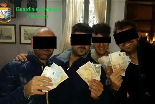 Una foto di gruppo dei carabinieri coinvolti (Foto GdF)