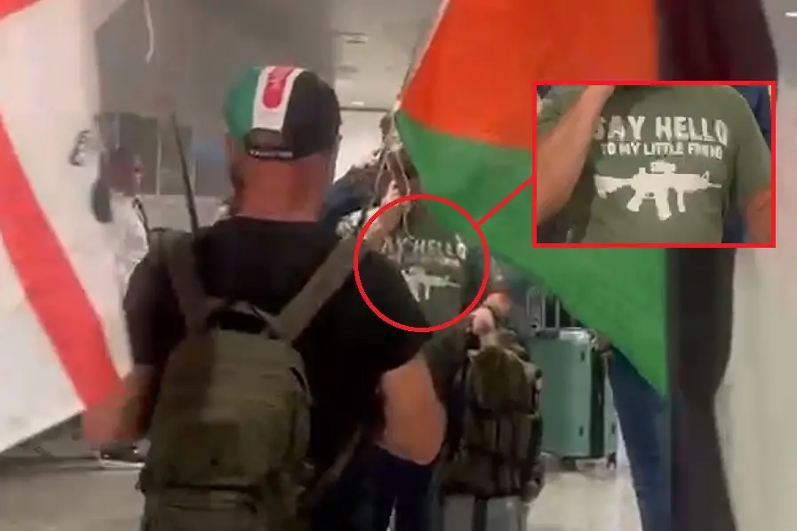 Ha un mitra sulla maglietta, il ProPal gli dà del "sionista" e lui risponde: "Mi' che seu sardu, mi'"