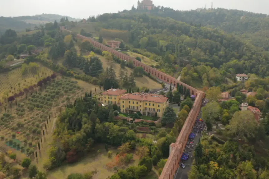 Bologna, festa e sport sulla salita di San Luca