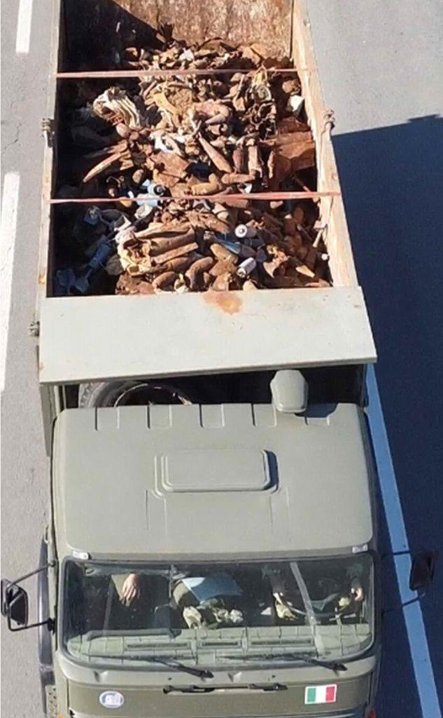 Il camion ripreso con foto aerea da cui si vedono bombe e rifiuti militari (L'Unione Sarda)