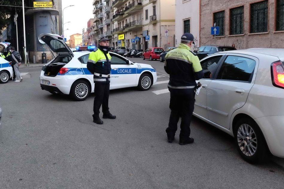 Cagliari, folle fuga in macchina tra i passanti: due denunciati