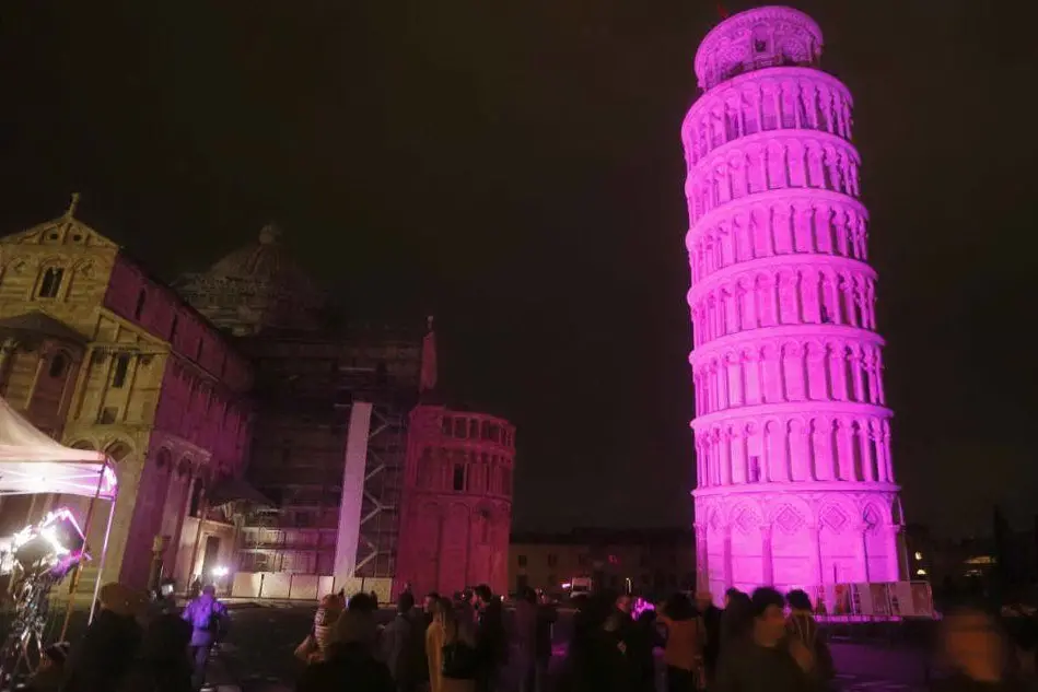 La torre di Pisa illuminata di viola per la giornata contro l'epilessia (Ansa)