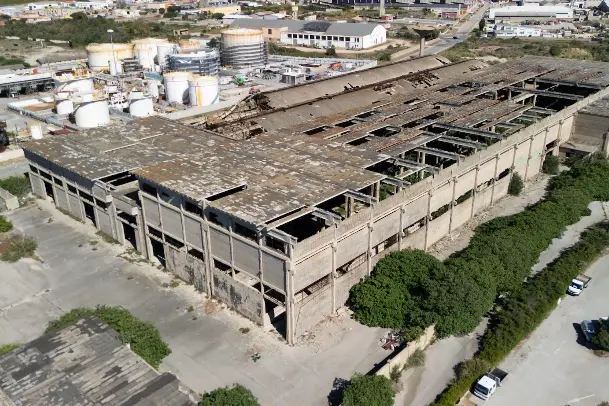 L'imponente struttura della ex Ferriera (foto concessa)