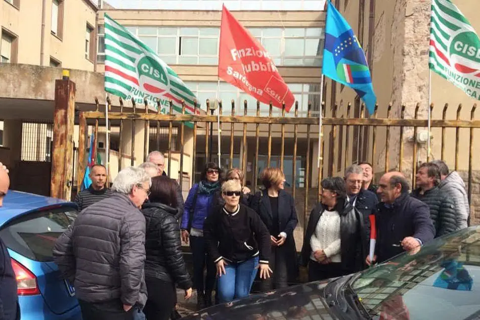 Una protesta di dipendenti e sindacalisti al centro Aias di Cortoghiana (Foto Simone Farris)