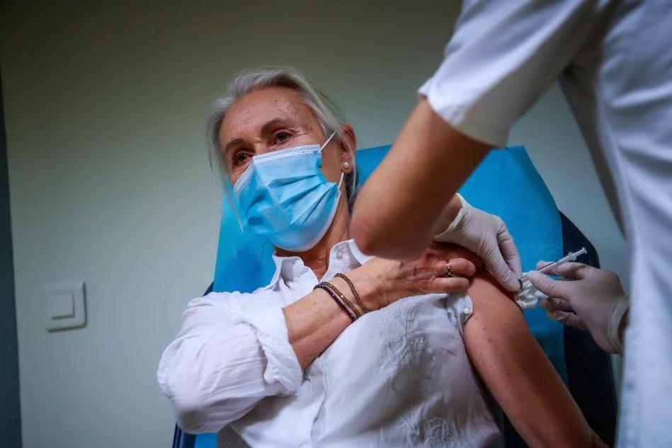 Inietta a una 92enne un (falso) vaccino in cambio di soldi: caccia all'uomo