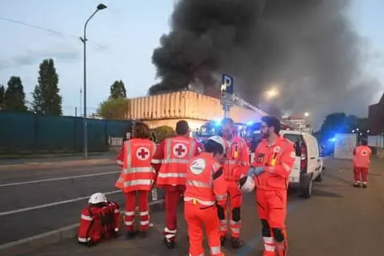 Il fumo nero che si alza dal sito di stoccaggio rifiuti