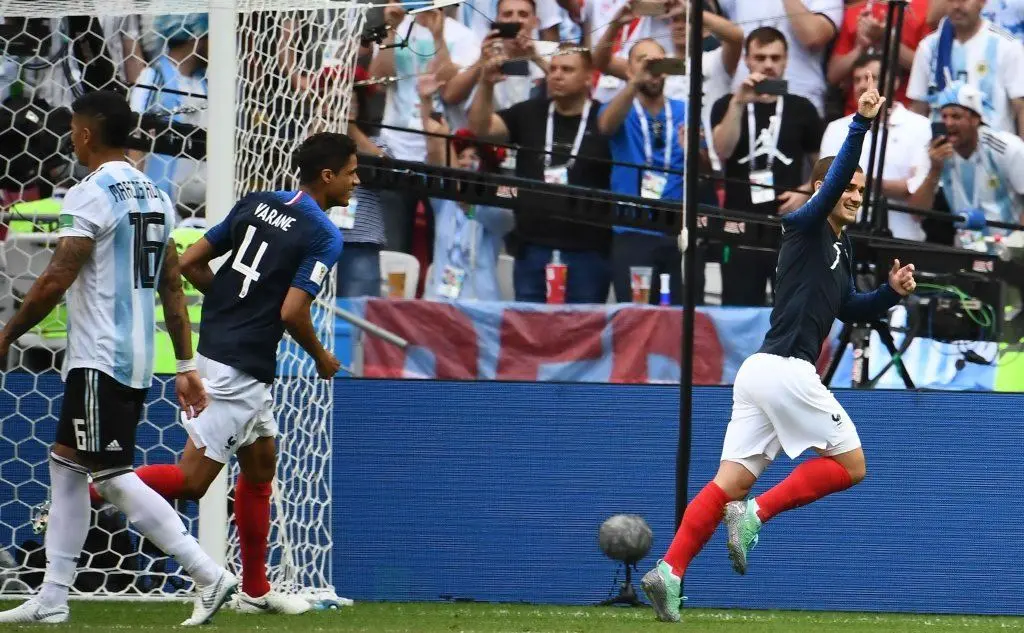 Antoine Griezmann esulta dopo aver portato in vantaggio la Francia su calcio di rigore