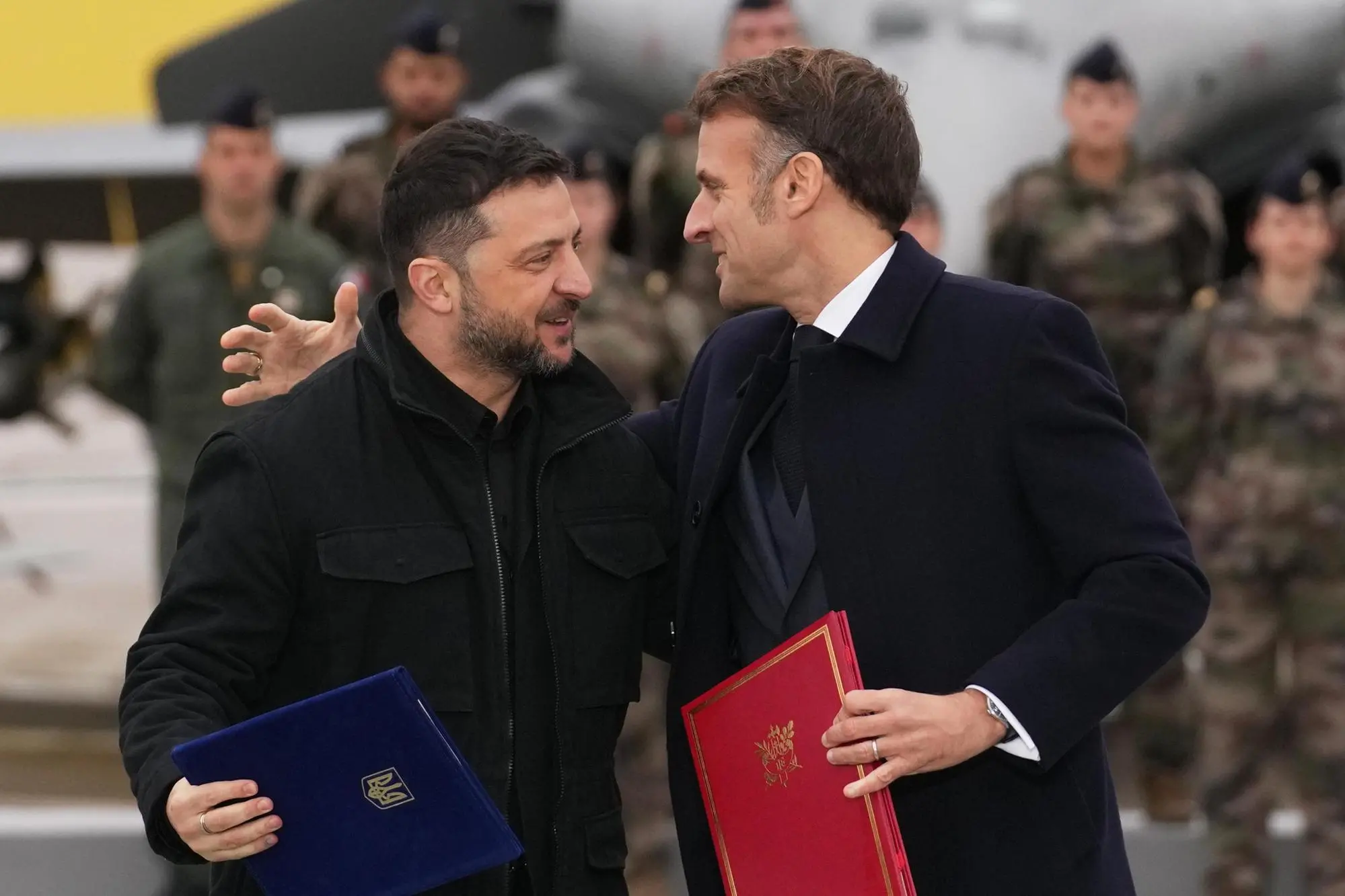 epa12530983 French President Emmanuel Macron (R), and Ukrainian President Volodymyr Zelensky (L) shake hands after signing an agreement at the Villacoublay air base near Paris, France, 17 November 2025. EPA/Christophe Ena / POOL MAXPPP OUT