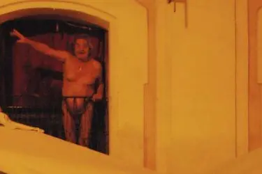 Il residente esasperato nudo sul proprio balcone