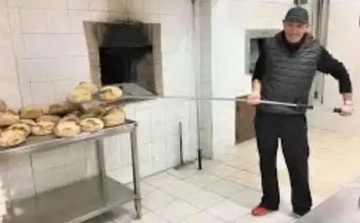 Il pane caldo donato ai bisognosi di Castiadas