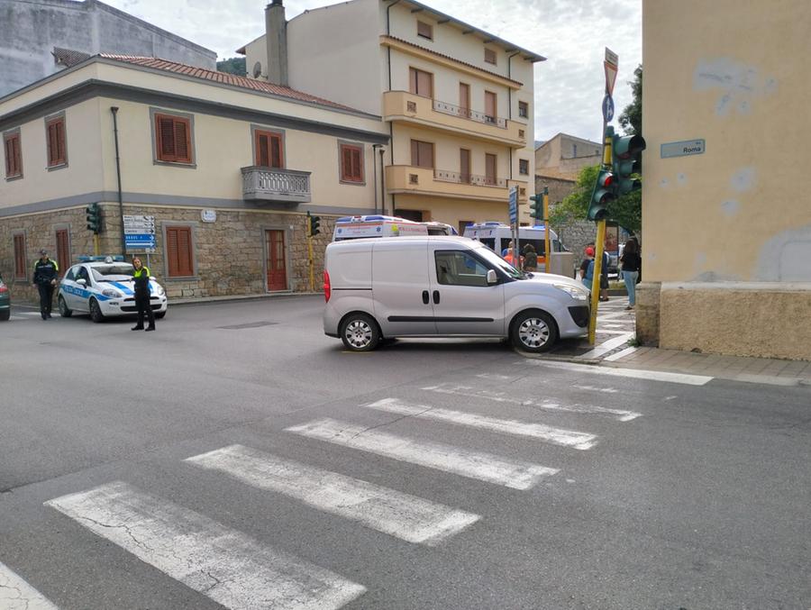 Perde il controllo dell’auto e si schianta contro il semaforo, una vittima a Guspini