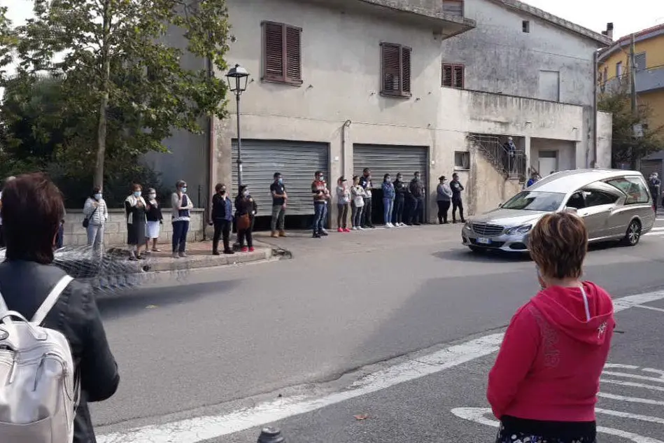 Il passaggio del feretro (foto Gioia)
