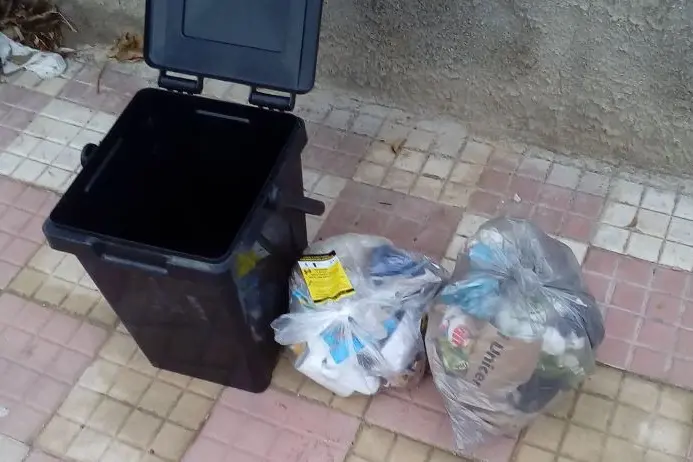 Contenitori di rifiuti a Porto Torres (foto Pala)