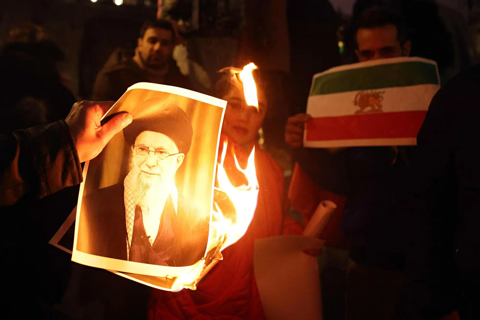 epaselect epa12643174 Protesters set on fire a portrait of Iranian Supreme Leader Ali Khamenei as they take part in a rally in support of the current protest movement in Iran, outside Downing Street in London, Britain, 11 January 2026. Since 28 December 2025, nationwide anti-government protests have taken place across Iran despite a heavy crackdown. EPA/NEIL HALL