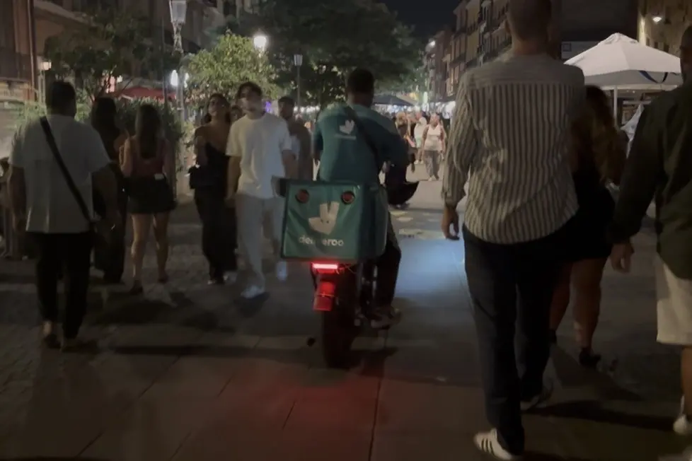 Cagliari, i rider sfrecciano in bici nelle aree pedonali: la protesta