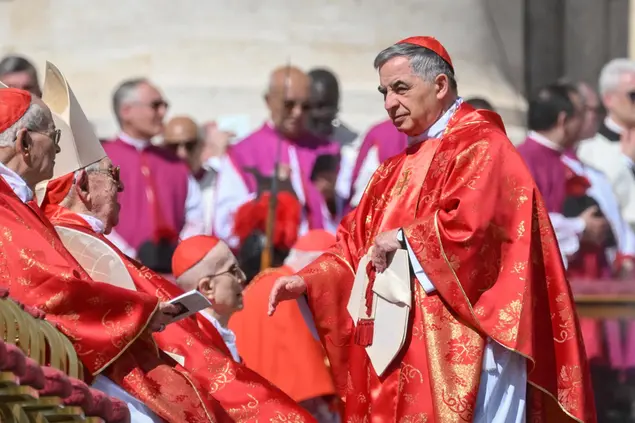 Il cardinale Angelo Becciu durante il funerale di Papa Francesco (Ansa)