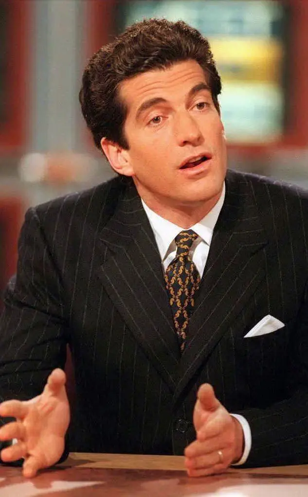 John Kennedy jr durante una conferenza stampa