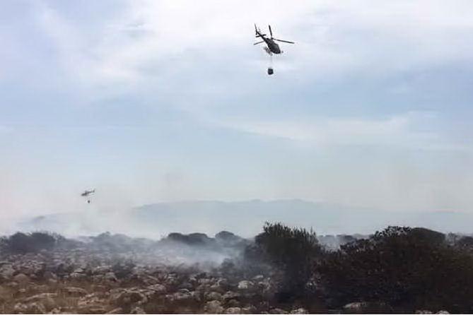 Incendio a Collinas, a fuoco l'altopiano: elicotteri in azione