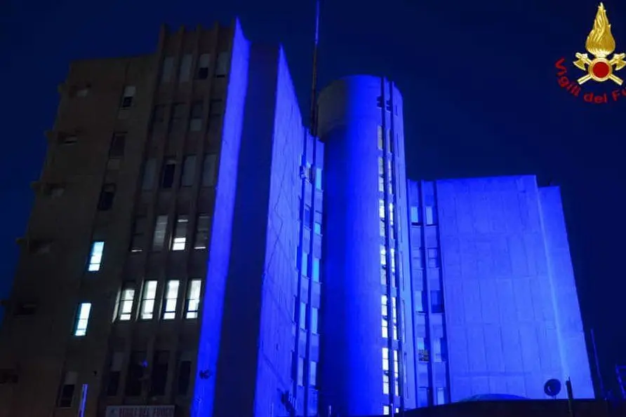 Luci blu illuminano la caserma dei Vigili del Fuoco a Cagliari (foto Vigili del Fuoco)