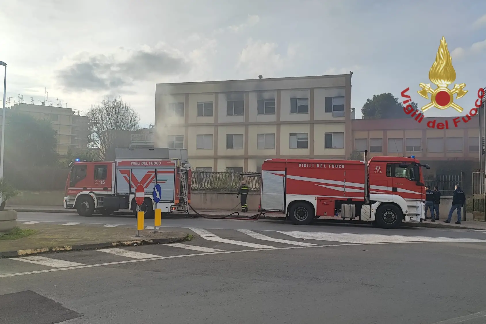 L'incendio nell'ex scuola (foto Vigili del fuoco)
